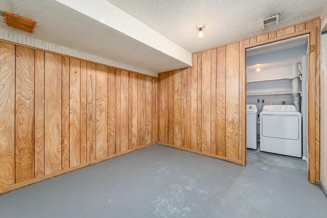 Building Photo - 5025 E Weaver Ave