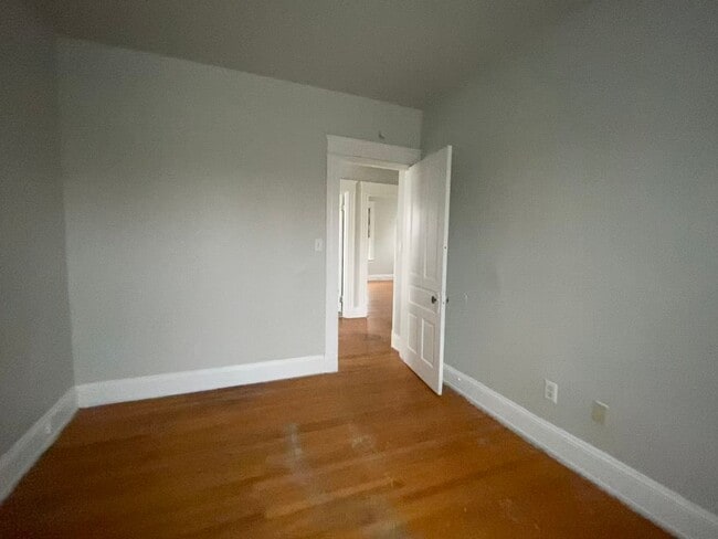 Building Photo - CENTRALLY LOCATED 6 BEDROOM 2 BATH OVER 2200 SQ FT!