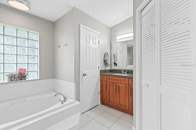 Building Photo - 22852 Fern Ct