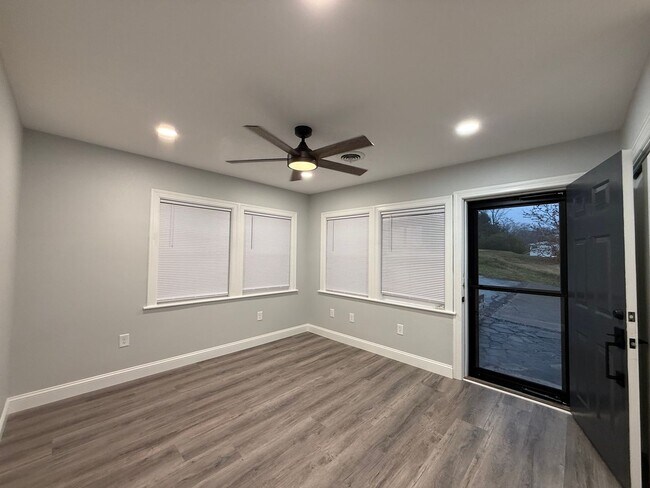 Building Photo - 313 E Bernard Ave