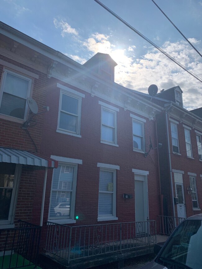 Building Photo - 241 S Penn St