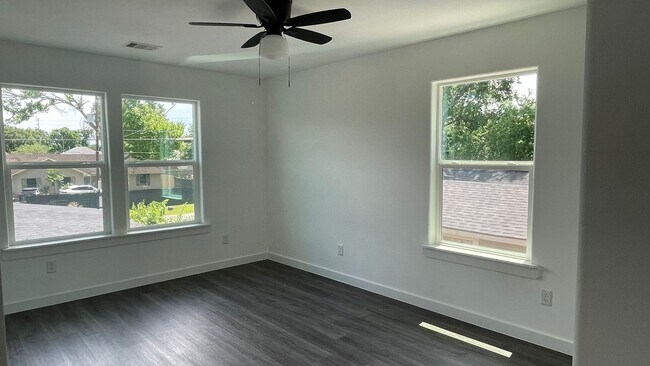 Building Photo - Beautiful New Brand Townhouse