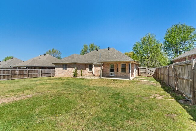 Building Photo - Come home to this gorgeous, light-filled home with an enormous and beautiful backyard!