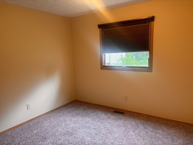 Building Photo - Updated 3 Bed / 2 Bath Turnagain Townhome!