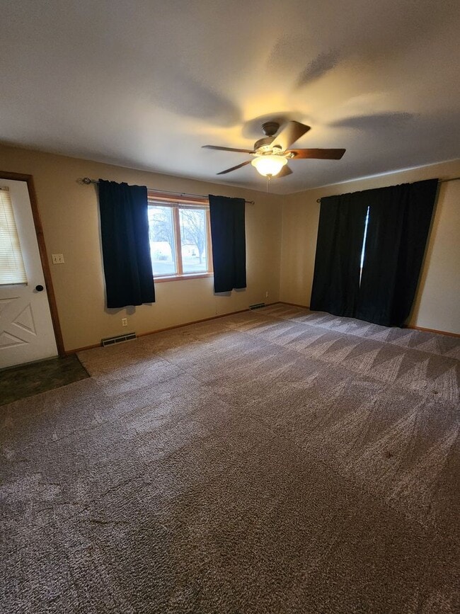 Building Photo - 3 bedroom 2 bath with garage