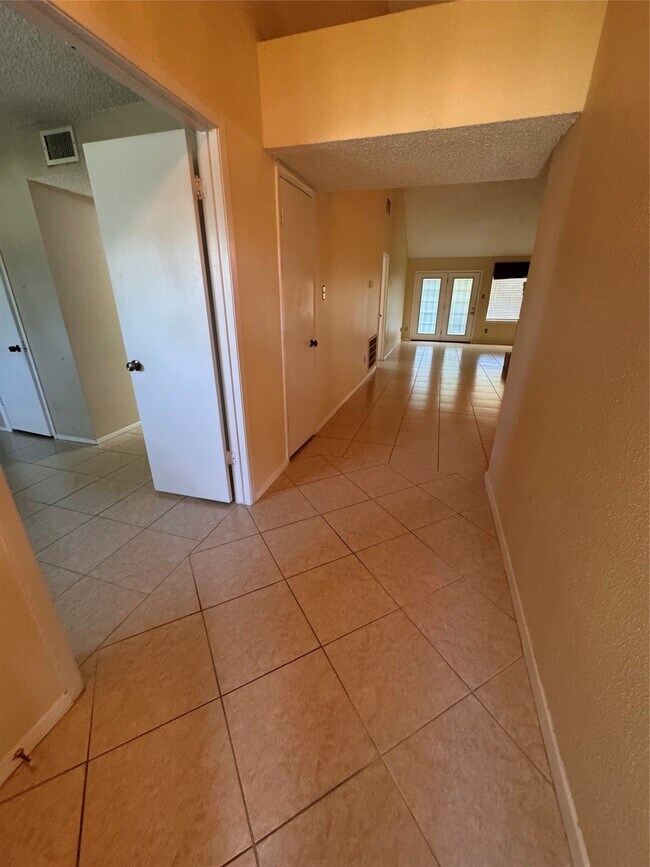 Building Photo - 3423 Pecan Point Dr