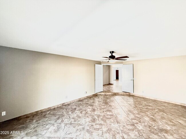 Building Photo - 535 W Sweetwater Ave