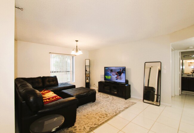 Building Photo - 2600 Carambola Cir S