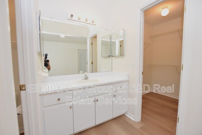 Building Photo - 2220 Maple Hill Ct