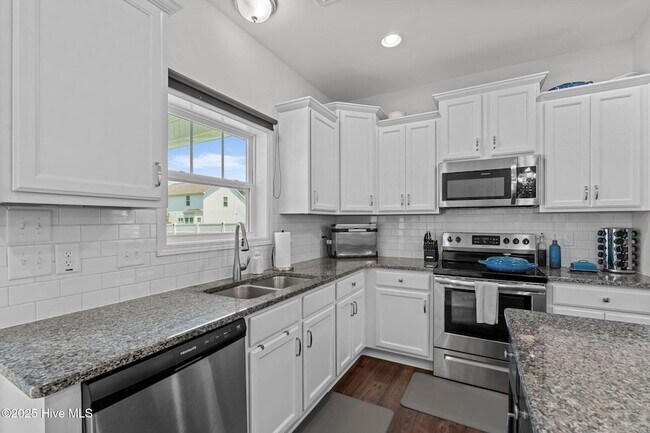 Building Photo - 2025 Alder Ln