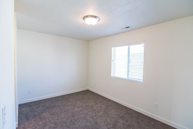 Building Photo - THE LOCHS! Gorgeous Townhome