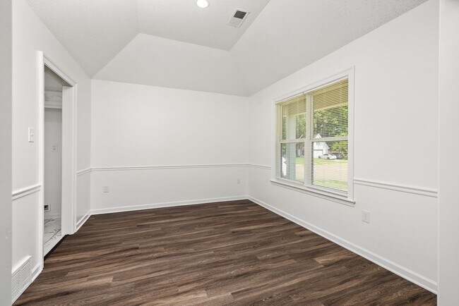 Building Photo - 3 Bedroom, 2 bath with a bonus room near B...
