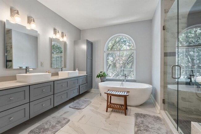 Building Photo - 2147 Hilton Head Dr