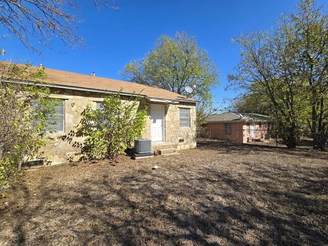 Building Photo - 210 W Vardeman Ave