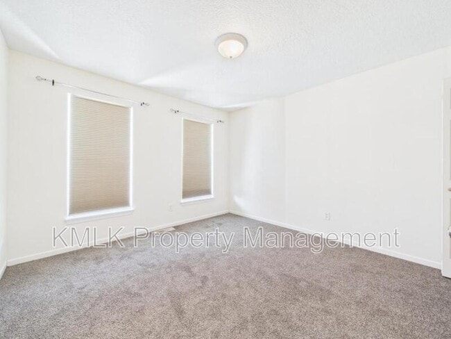 Building Photo - 411 Treeview Dr