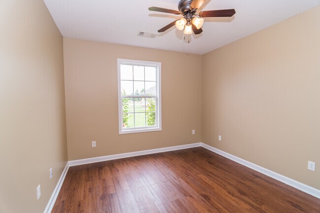 Building Photo - 3 Bedroom, 2 Bath Home in Valley View with Privacy Fenced in Backyard! June move in!!
