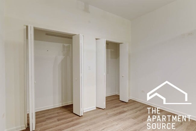 Building Photo - South Loop 3 bed 2 bath -- Updated Kitchen, HUGE Floorplan, Large Patio