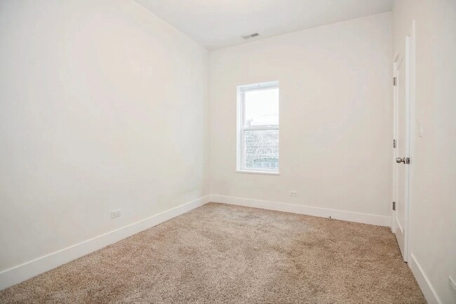 Building Photo - 2959 N Hamlin Ave