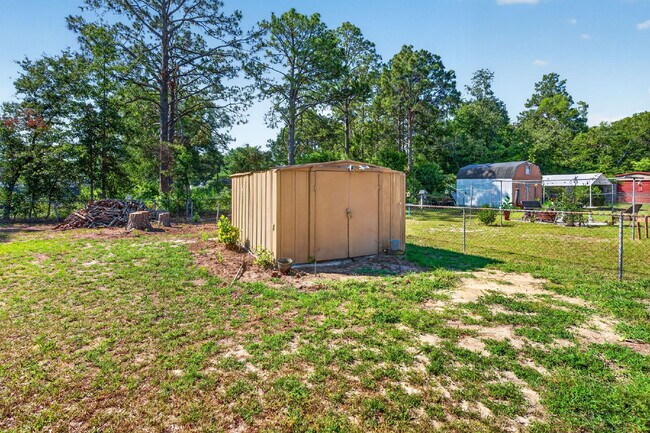 Building Photo - "Charming 3-Bed Home with Gleaming Hardwood Floors in Hope Mills!"