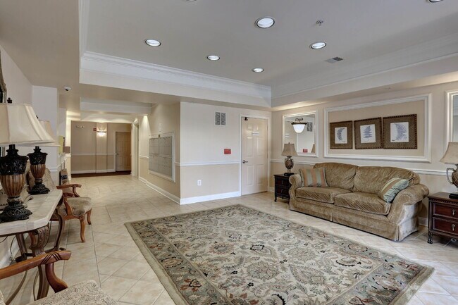 Building Photo - 2BD/2BA Fabulous River Hill Condo