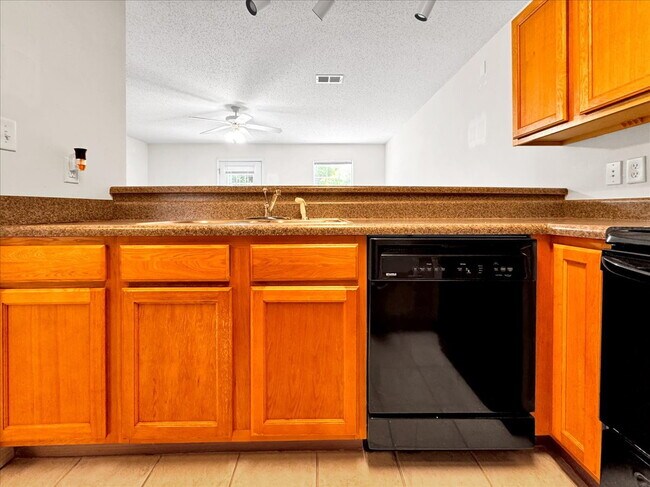 Building Photo - Charming Fort Walton Beach Townhome - Move-In Ready!