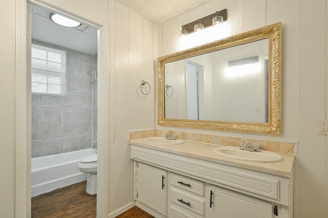 Building Photo - 713 NE 34th Terrace