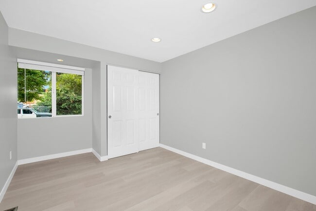 Building Photo - 17145 NE 5th Pl