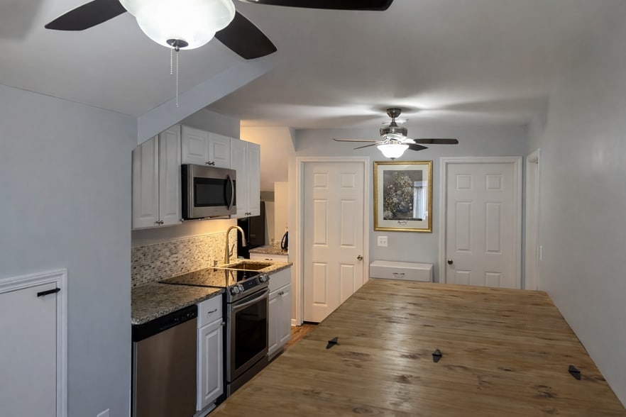 Building Photo - 2475 E Maple Rd