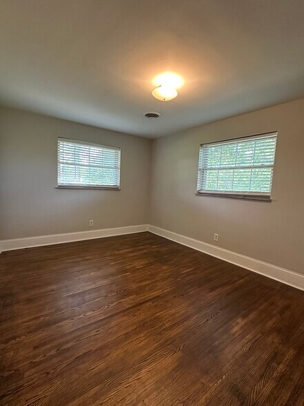 Building Photo - 1600 Plumcrest Dr