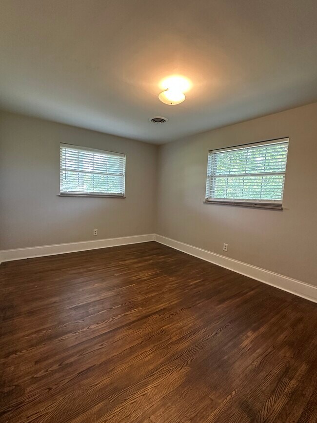 Building Photo - 1600 Plumcrest Dr