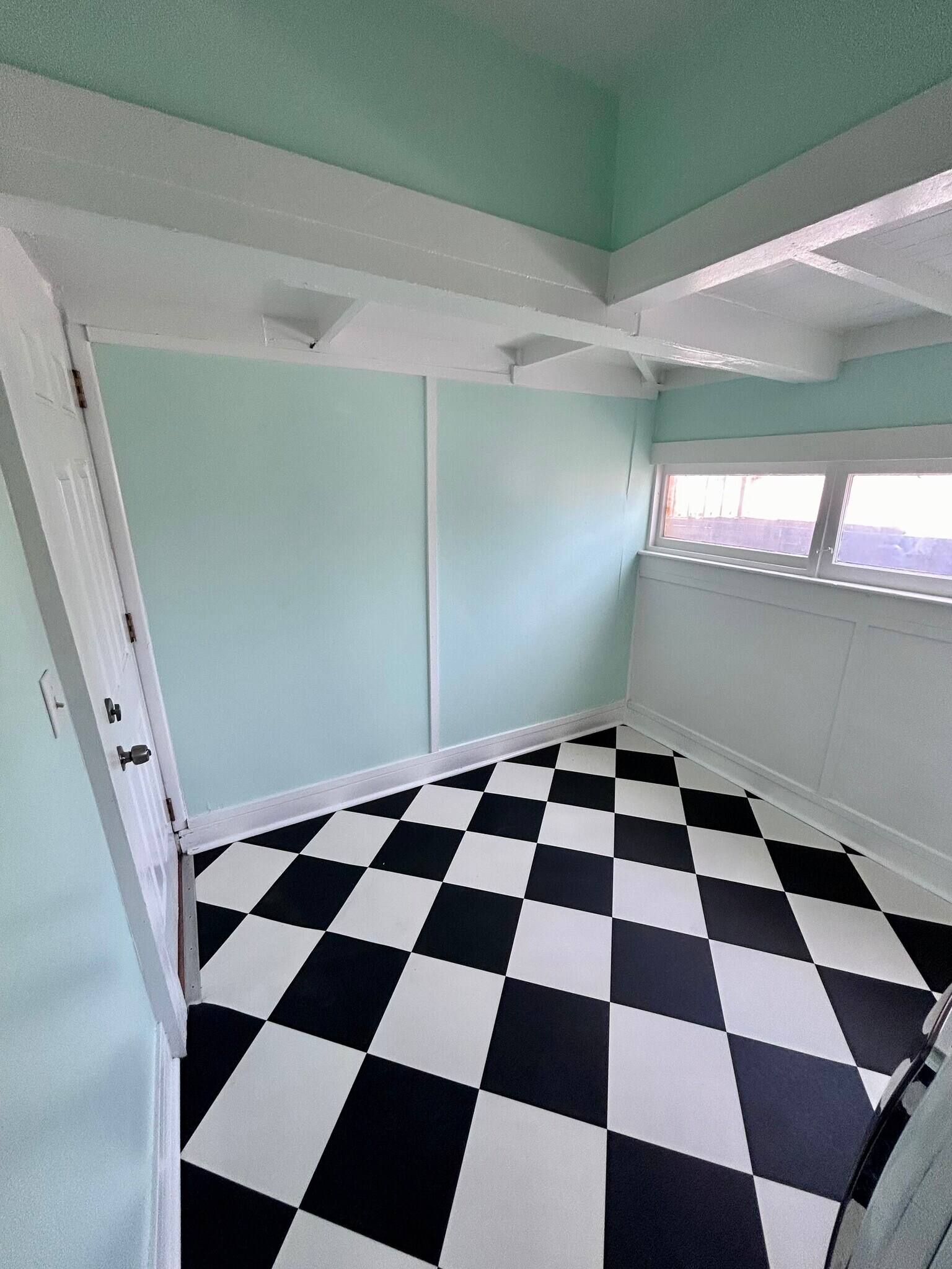 Laundry room - 1613 6th Ave