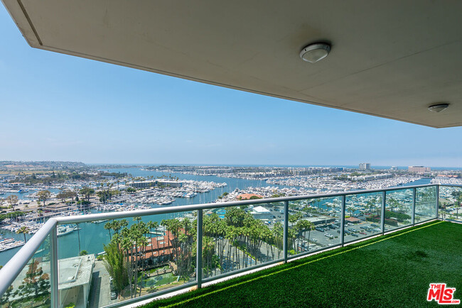 Building Photo - 13600 Marina Pointe Dr