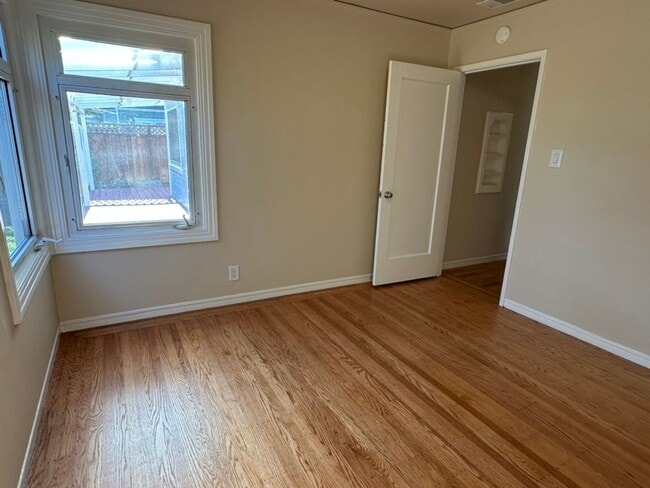 Building Photo - Epic REA - Great Home w/2 BR/1 BA Plus Bonus Loft in Mills Park Neighborhood