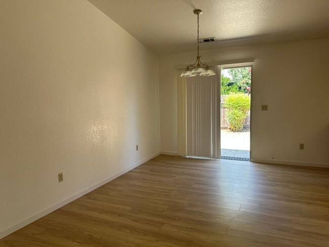Building Photo - Well maintained home in desirable neighbor...