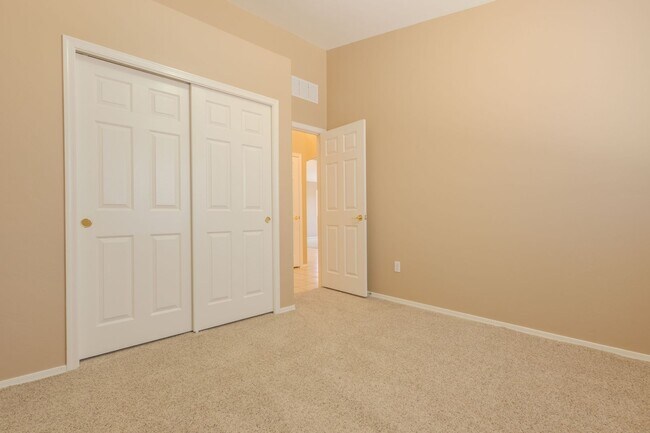 Building Photo - 4 Bedroom, 2 Bath