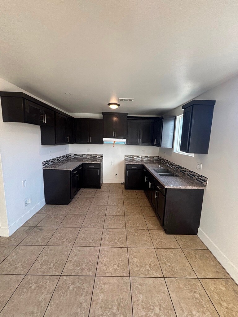 Building Photo - 335 E 69th St