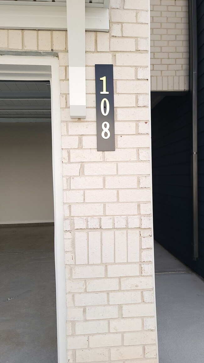 Building Photo - 108 Founders Dr