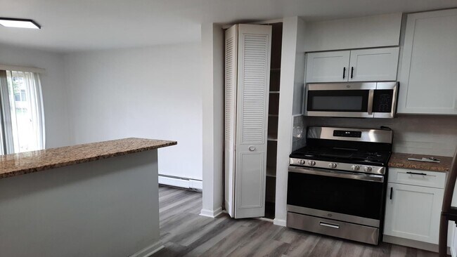 Building Photo - Spacious & Updated 2-Bed, 2-Bath Condo in Desirable Palatine Location