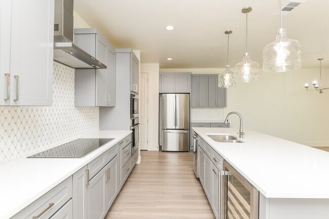 Building Photo - 7173 9th Hole Dr