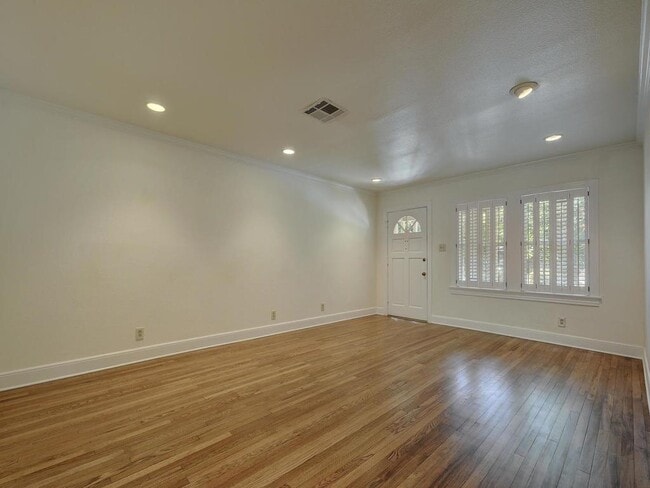 Building Photo - 2204 Tower Dr