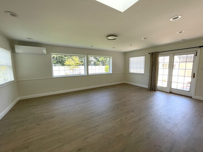 Building Photo - Charming updated 3-bedroom home with a/c near Victor Park