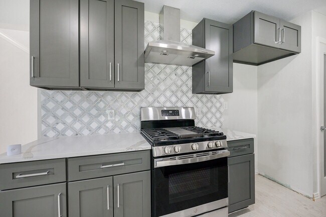 Building Photo - 10818 Hillcroft Ave