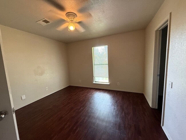 Building Photo - 3 Bd 1.5 Ba beautiful trees great backyard!!!
