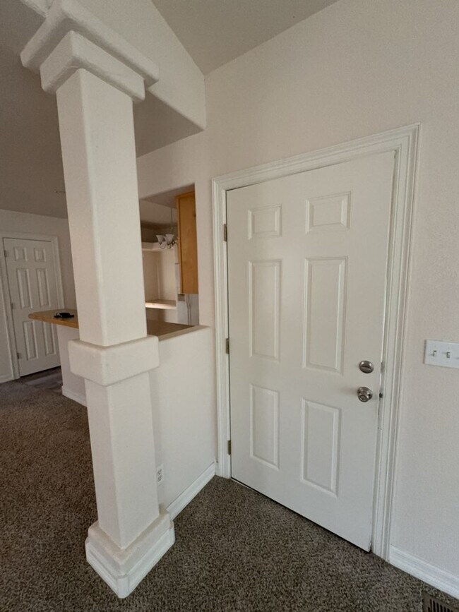 Building Photo - Spacious 3 Bed, 2.5 Bath Home with Oversiz...
