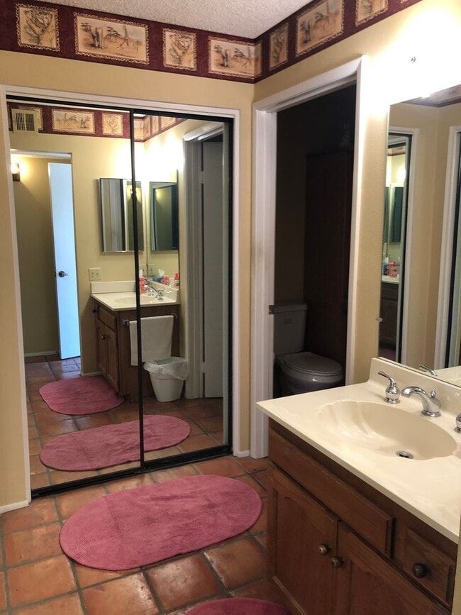 Building Photo - Lovely home with all the comforts of home. Short or Long term furnished term furnished or unfurni...