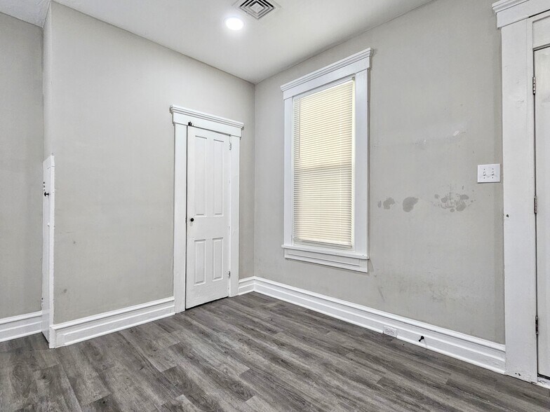 Building Photo - 221 Main St