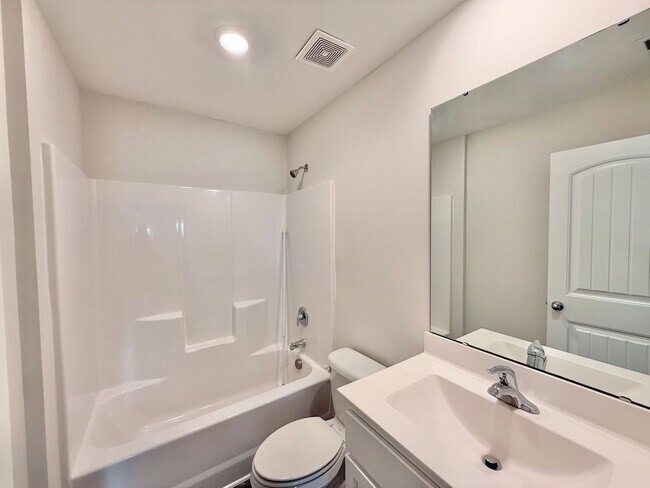 Building Photo - Modern 3BD, 2.5BA Raleigh Home in a Great ...
