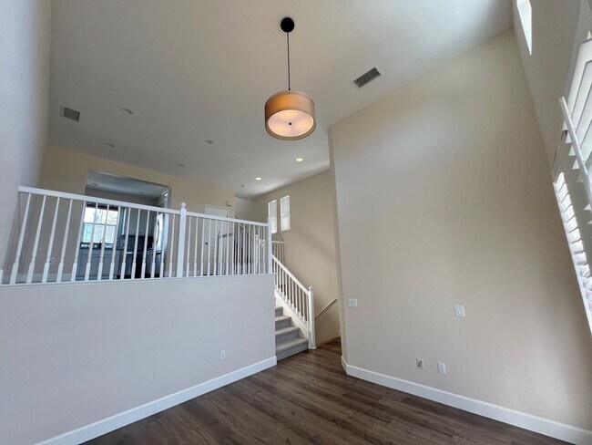 Building Photo - Spacious 1 Bedroom 1 1/2 Bathroom Townhome...