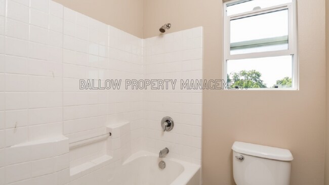 Building Photo - 1327 Holly Ave