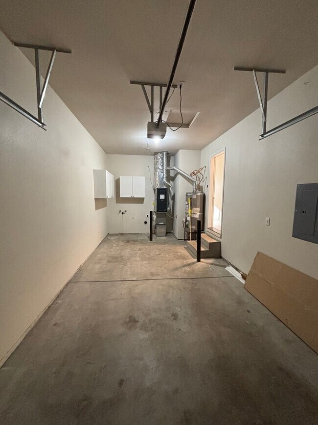 Building Photo - FAR02